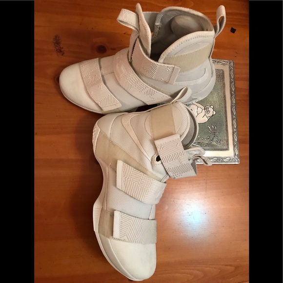 Nike sapatos Niki Lebron Soldier Series Poshmark Nike sapatos Niki Niki Niki Lebron Soldier Series Poshmark 38088c